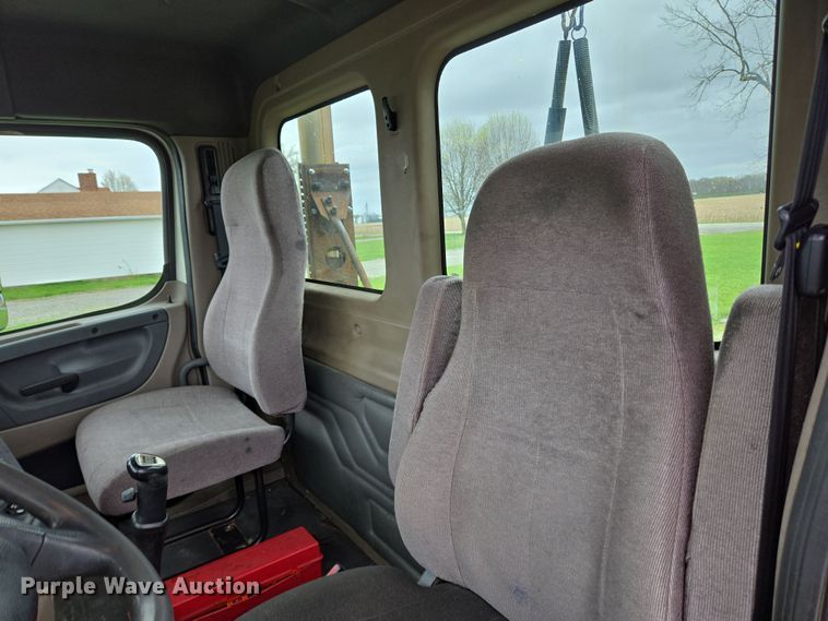 image for item EC4163 2012 Freightliner Cascadia semi truck