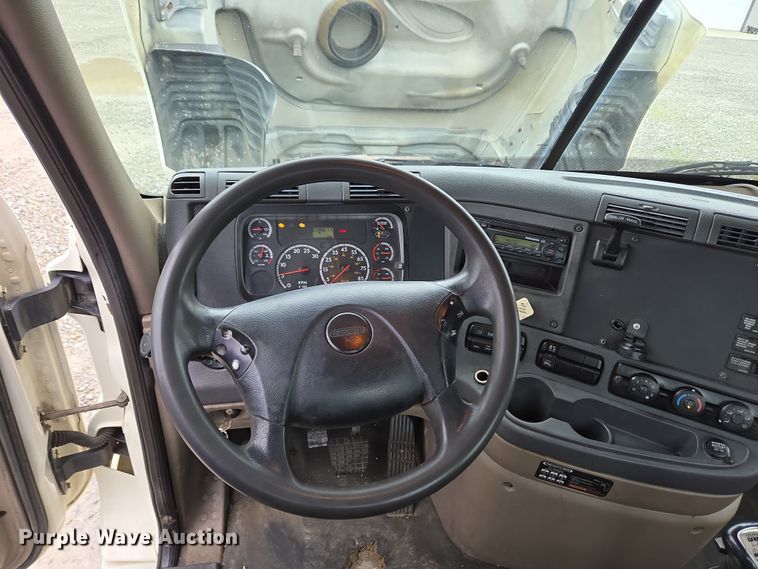 image for item EC4163 2012 Freightliner Cascadia semi truck