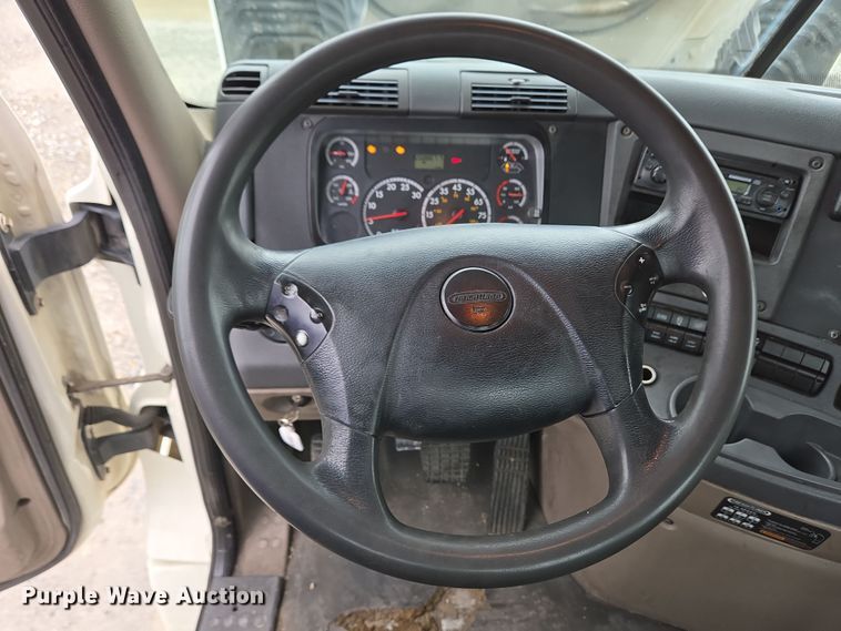 image for item EC4163 2012 Freightliner Cascadia semi truck