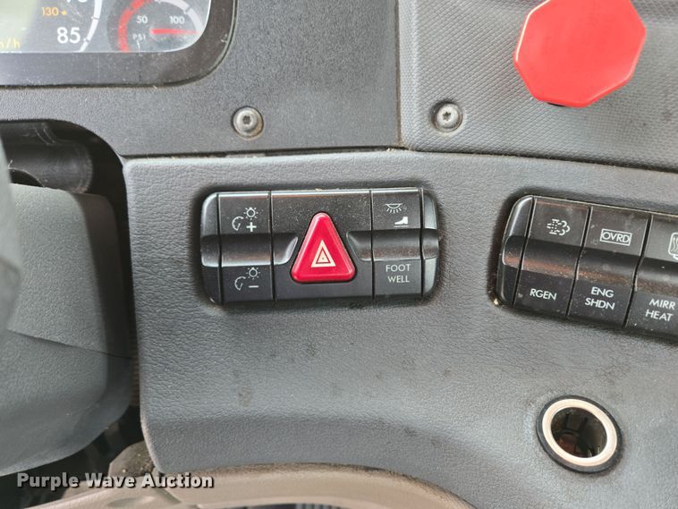 image for item EC4163 2012 Freightliner Cascadia semi truck