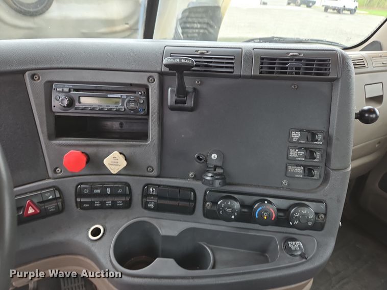 image for item EC4163 2012 Freightliner Cascadia semi truck