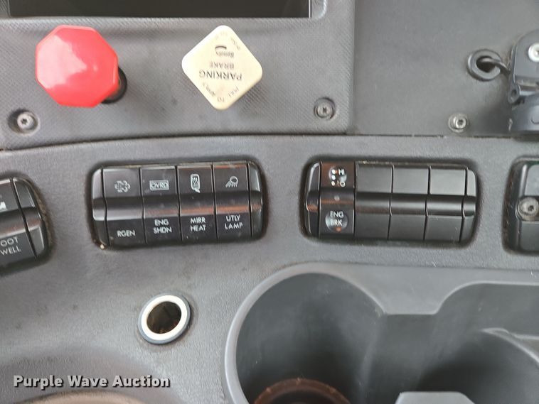 image for item EC4163 2012 Freightliner Cascadia semi truck