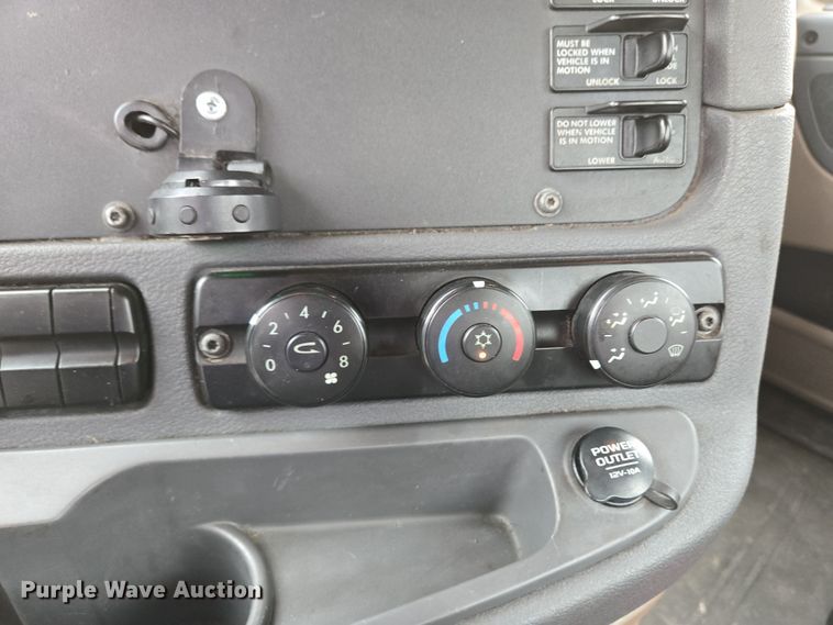 image for item EC4163 2012 Freightliner Cascadia semi truck