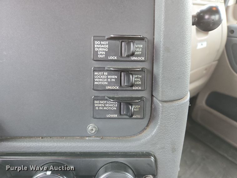 image for item EC4163 2012 Freightliner Cascadia semi truck