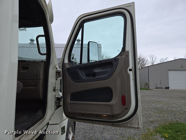 image for item EC4163 2012 Freightliner Cascadia semi truck