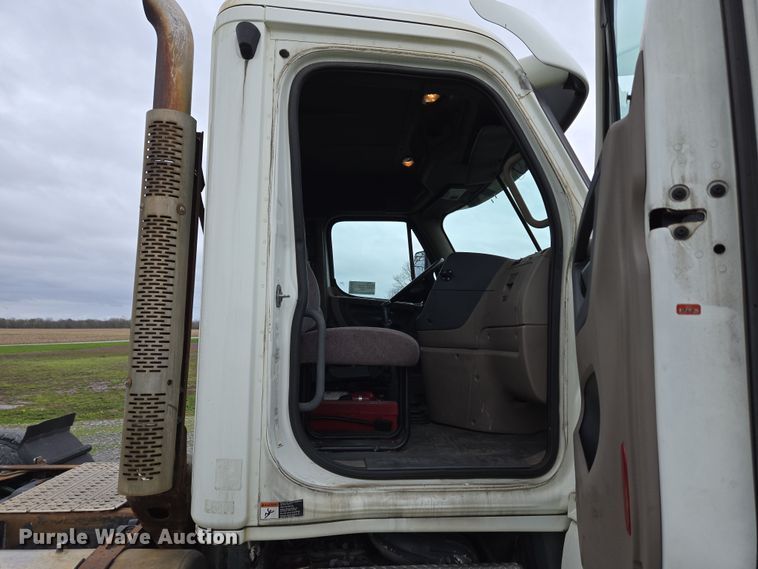 image for item EC4163 2012 Freightliner Cascadia semi truck