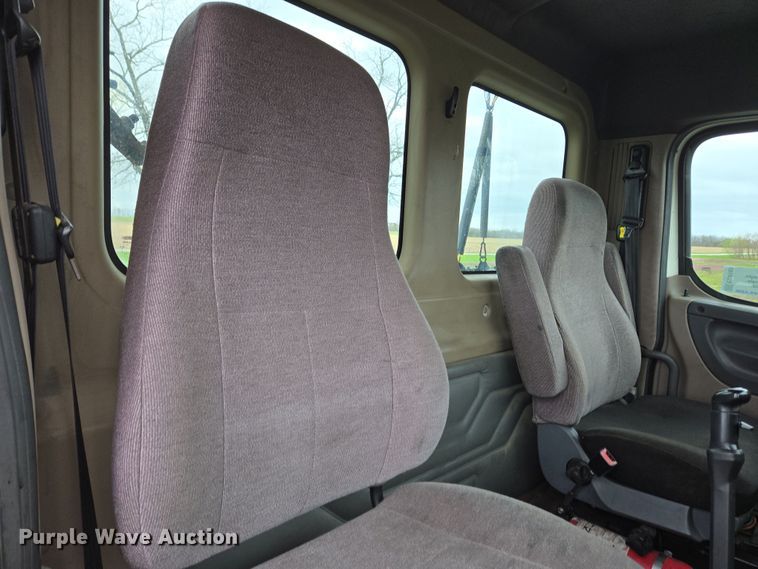 image for item EC4163 2012 Freightliner Cascadia semi truck