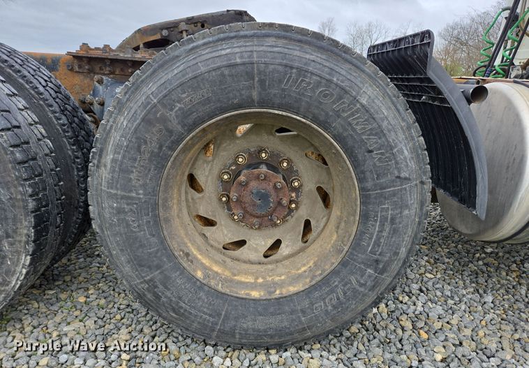 image for item EC4163 2012 Freightliner Cascadia semi truck