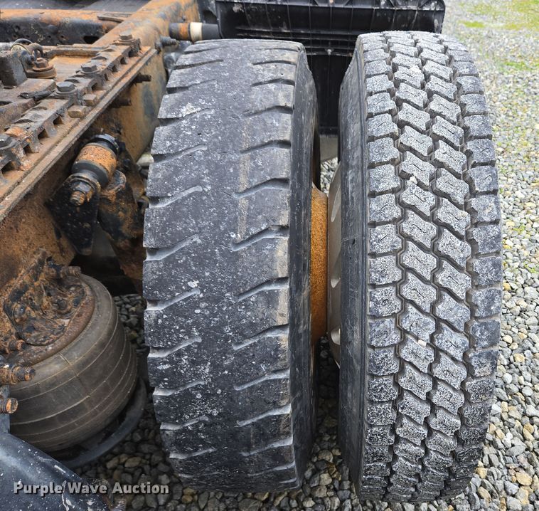 image for item EC4163 2012 Freightliner Cascadia semi truck