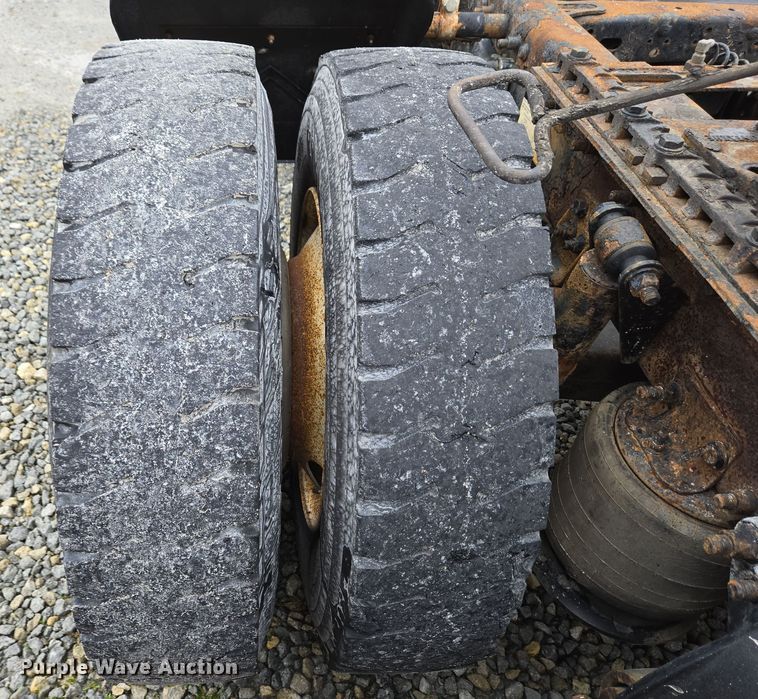 image for item EC4163 2012 Freightliner Cascadia semi truck