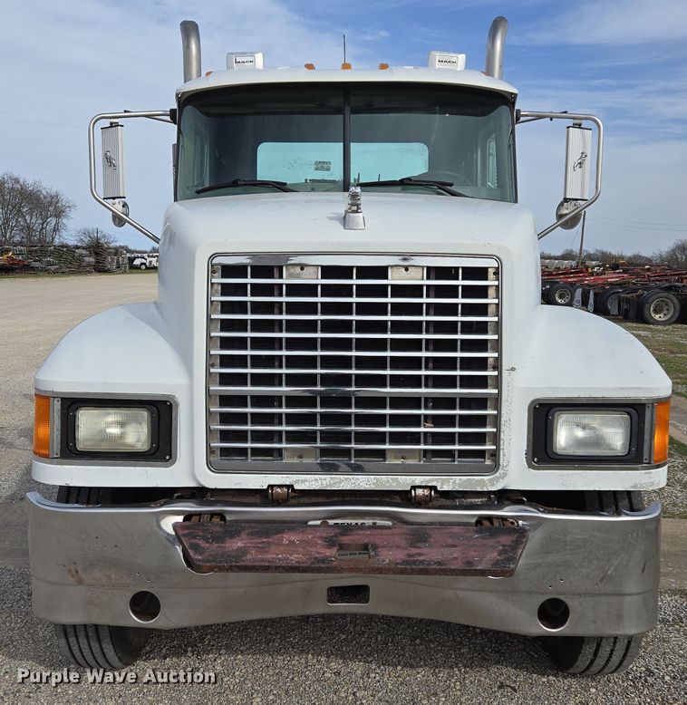 image for item ED2501 2005 Mack CH613 semi truck