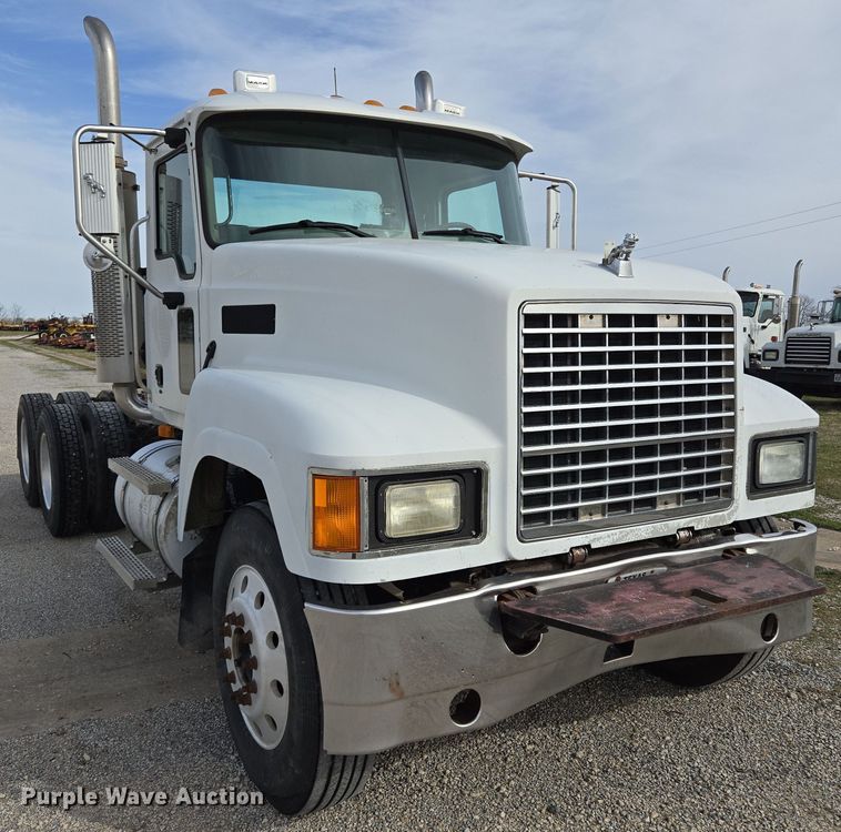 image for item ED2501 2005 Mack CH613 semi truck