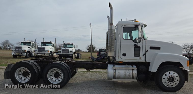 image for item ED2501 2005 Mack CH613 semi truck