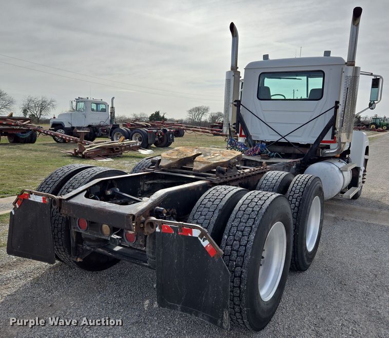 image for item ED2501 2005 Mack CH613 semi truck