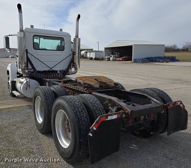 image for item ED2501 2005 Mack CH613 semi truck