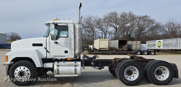 image for item ED2501 2005 Mack CH613 semi truck