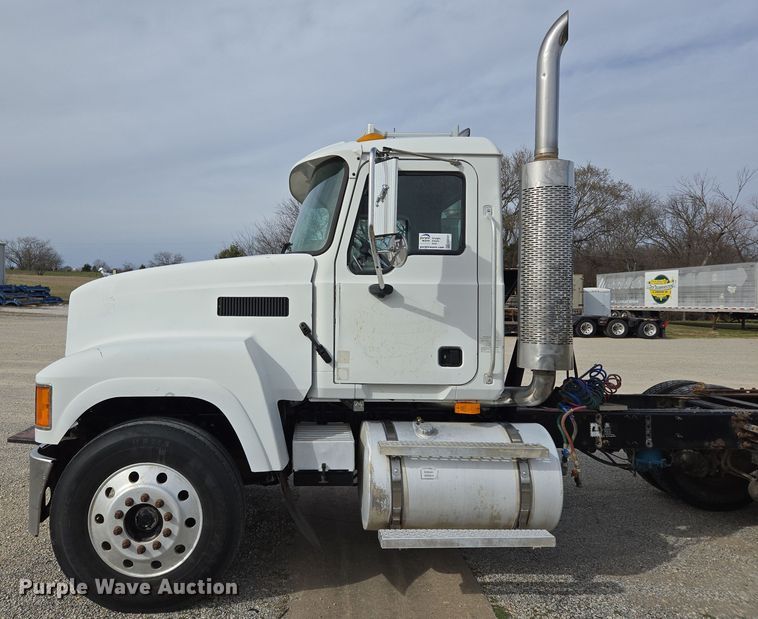 image for item ED2501 2005 Mack CH613 semi truck