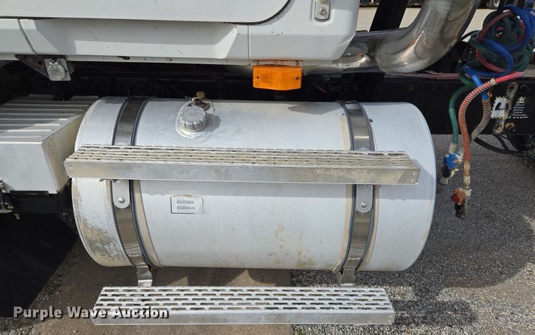 image for item ED2501 2005 Mack CH613 semi truck