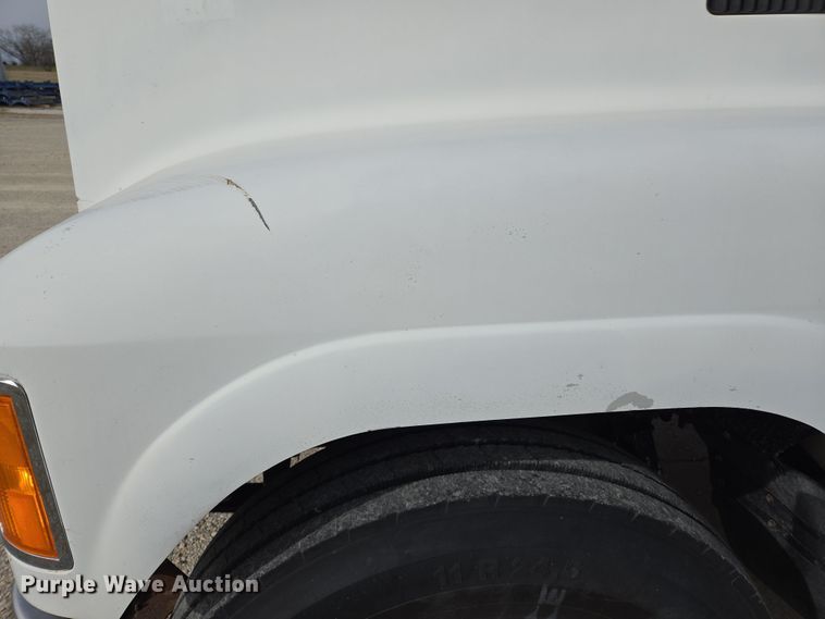 image for item ED2501 2005 Mack CH613 semi truck