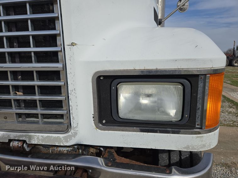 image for item ED2501 2005 Mack CH613 semi truck