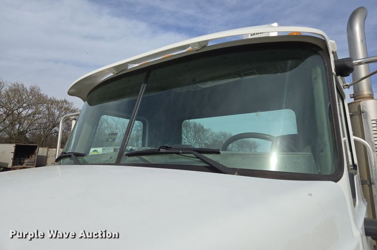 image for item ED2501 2005 Mack CH613 semi truck