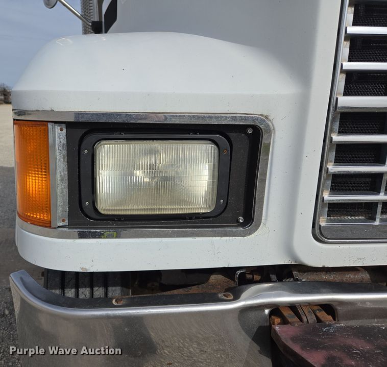 image for item ED2501 2005 Mack CH613 semi truck