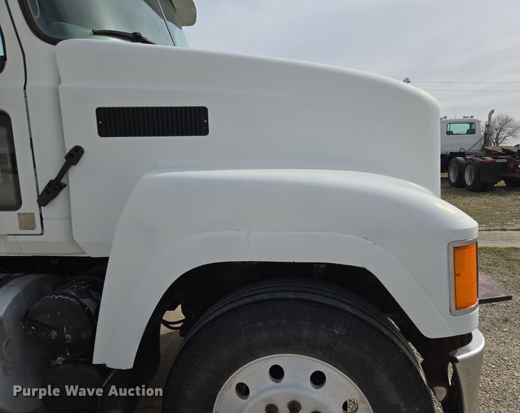 image for item ED2501 2005 Mack CH613 semi truck