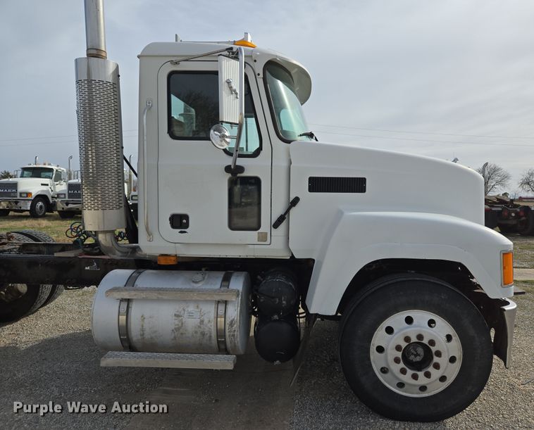 image for item ED2501 2005 Mack CH613 semi truck