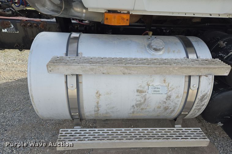 image for item ED2501 2005 Mack CH613 semi truck