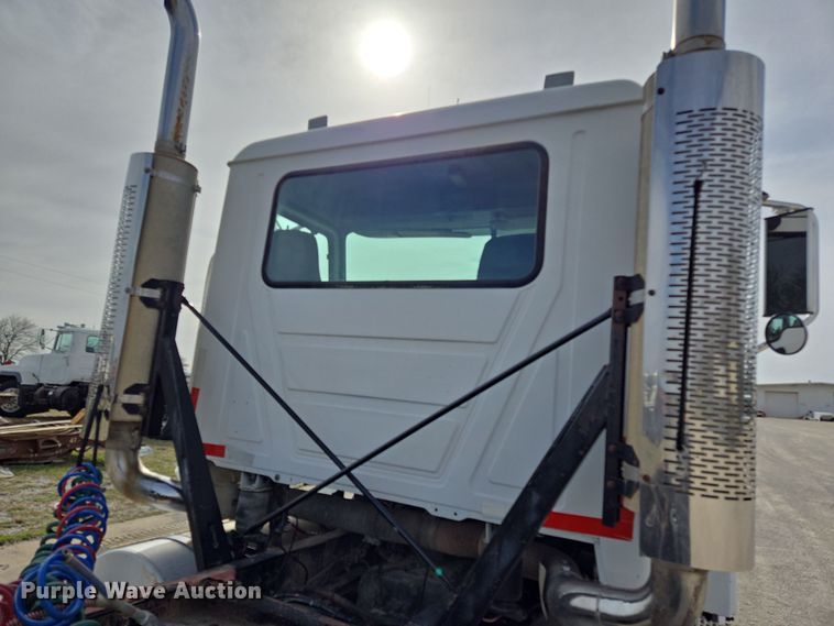 image for item ED2501 2005 Mack CH613 semi truck