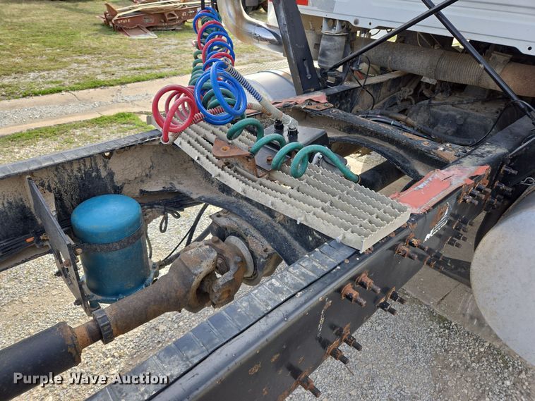 image for item ED2501 2005 Mack CH613 semi truck