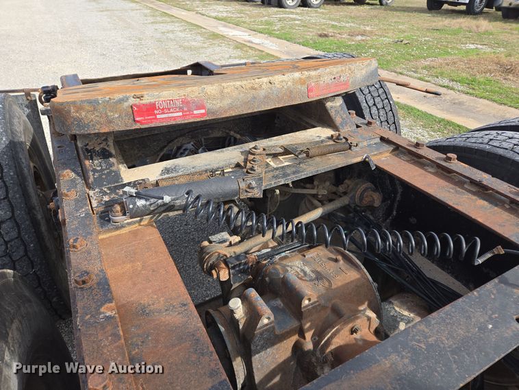 image for item ED2501 2005 Mack CH613 semi truck