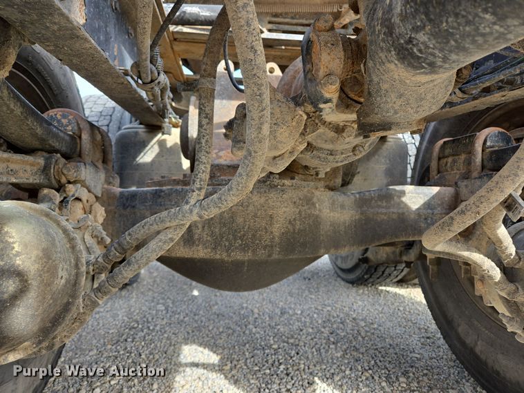 image for item ED2501 2005 Mack CH613 semi truck