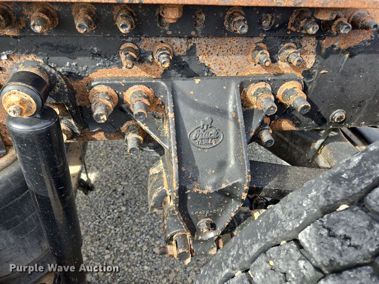 image for item ED2501 2005 Mack CH613 semi truck