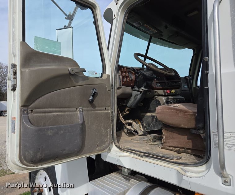 image for item ED2501 2005 Mack CH613 semi truck