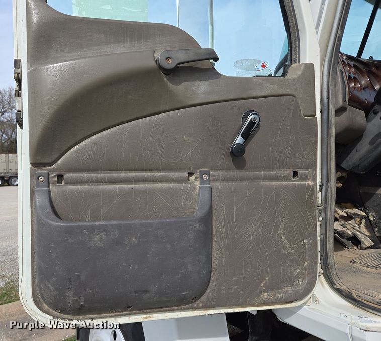 image for item ED2501 2005 Mack CH613 semi truck