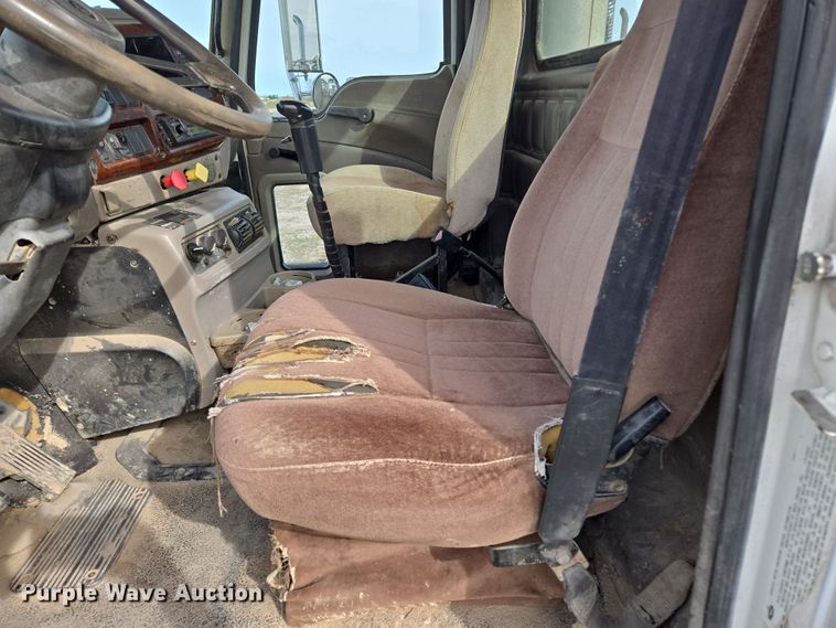 image for item ED2501 2005 Mack CH613 semi truck