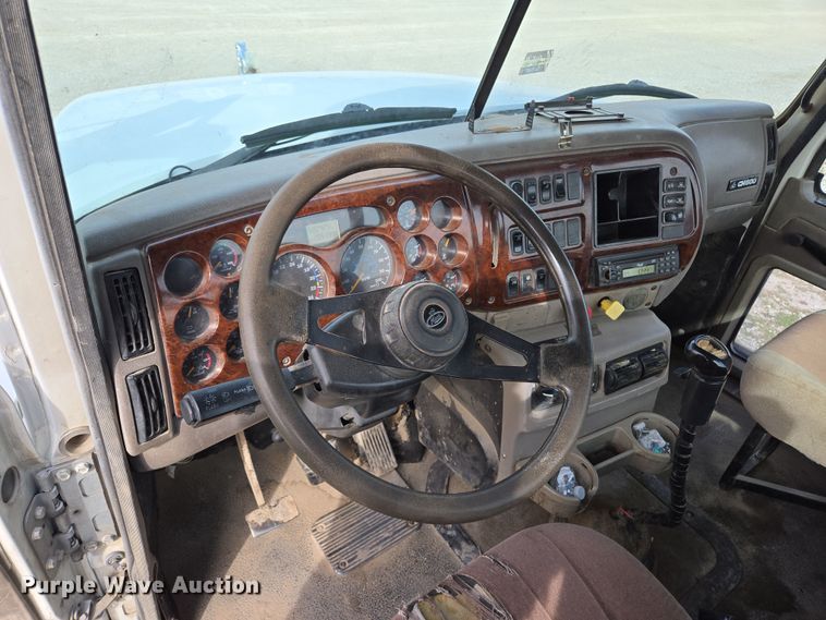 image for item ED2501 2005 Mack CH613 semi truck