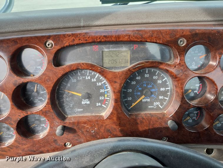 image for item ED2501 2005 Mack CH613 semi truck