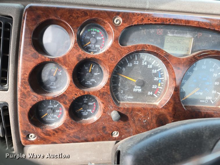 image for item ED2501 2005 Mack CH613 semi truck