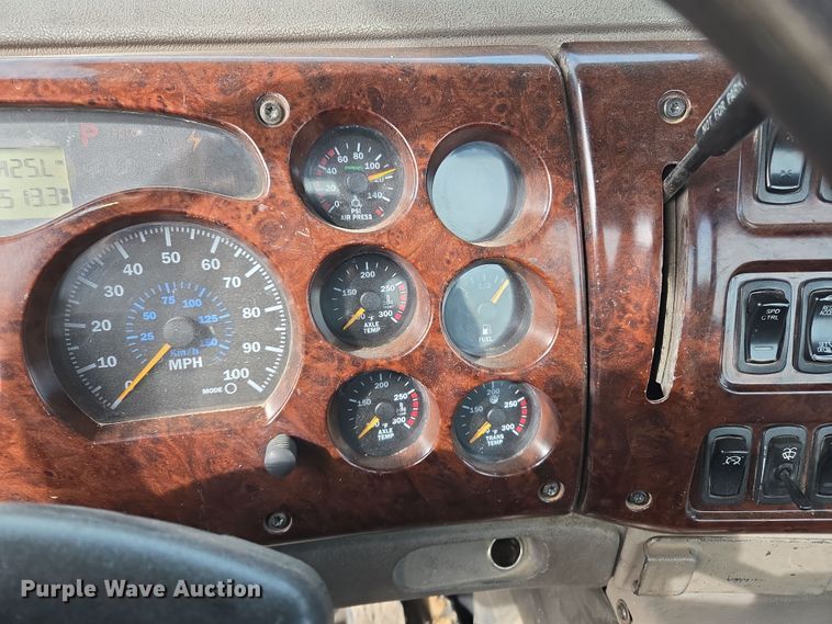 image for item ED2501 2005 Mack CH613 semi truck