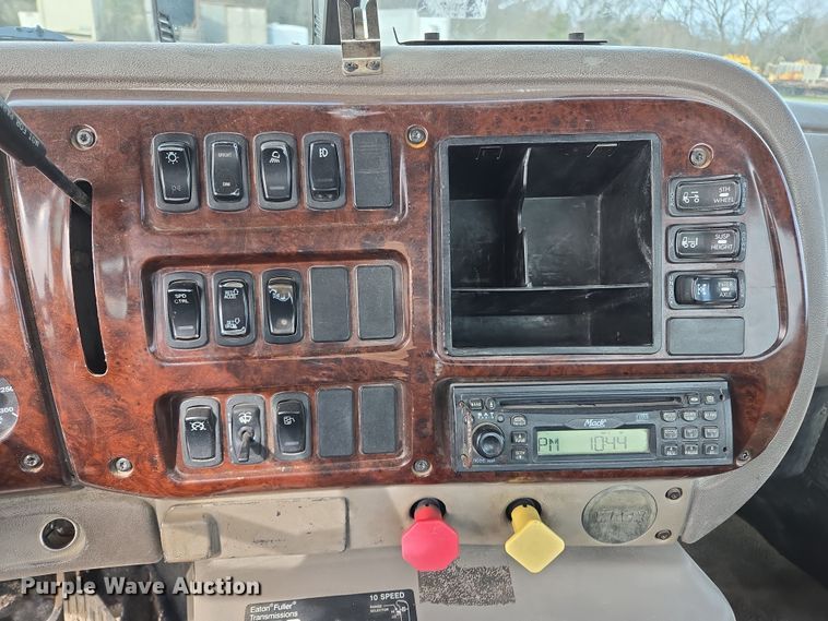 image for item ED2501 2005 Mack CH613 semi truck