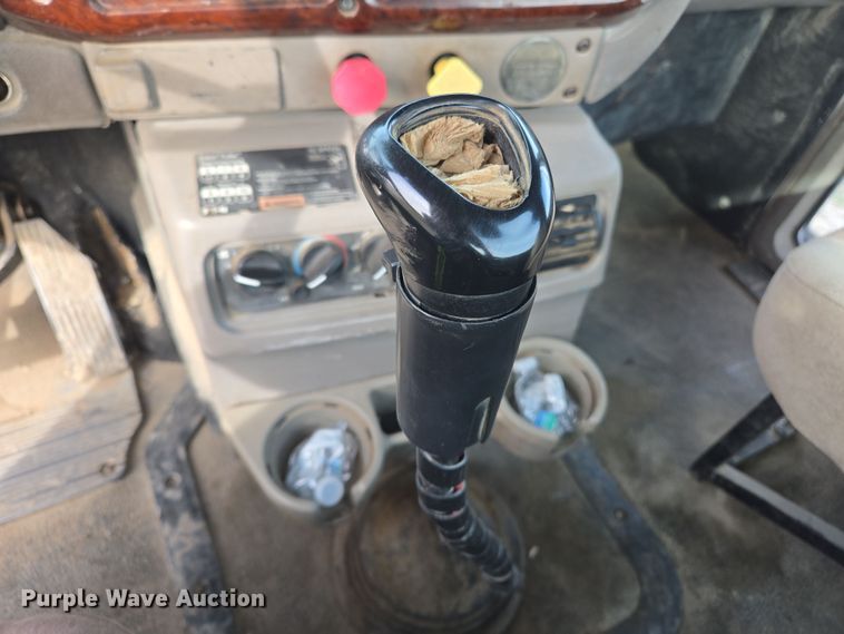 image for item ED2501 2005 Mack CH613 semi truck