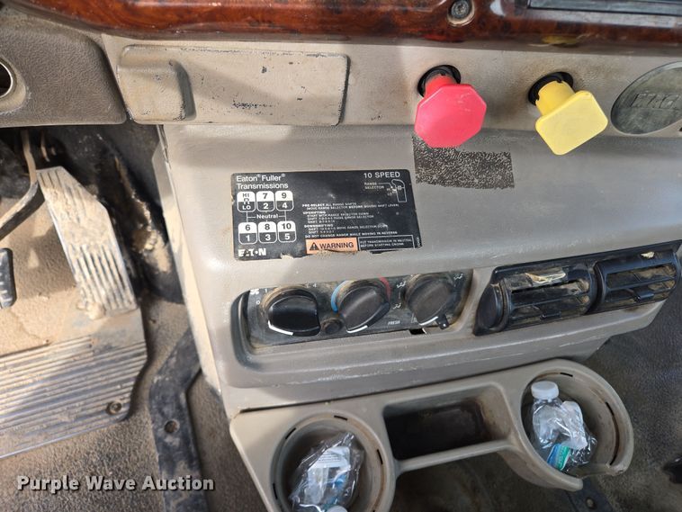 image for item ED2501 2005 Mack CH613 semi truck