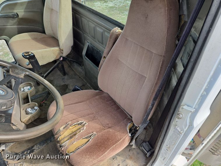 image for item ED2501 2005 Mack CH613 semi truck