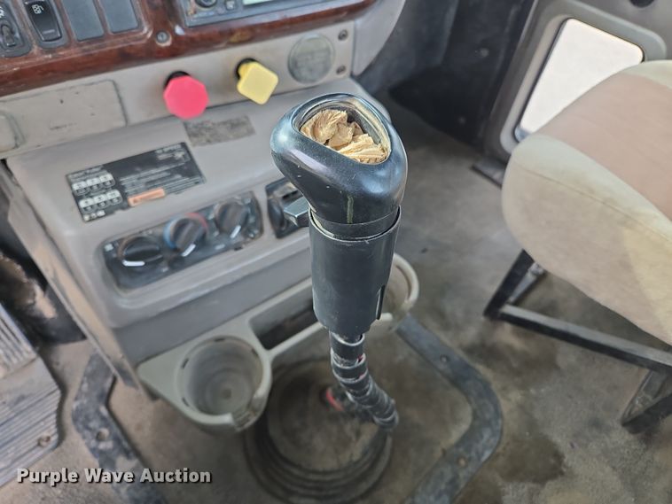 image for item ED2501 2005 Mack CH613 semi truck