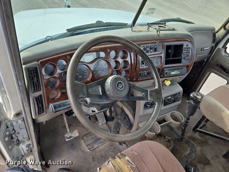 image for item ED2501 2005 Mack CH613 semi truck