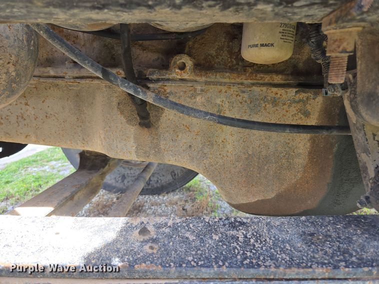 image for item ED2501 2005 Mack CH613 semi truck