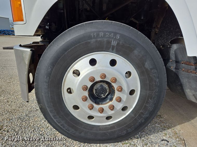 image for item ED2501 2005 Mack CH613 semi truck