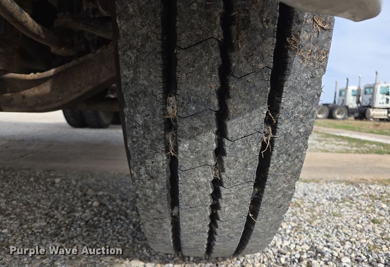 image for item ED2501 2005 Mack CH613 semi truck